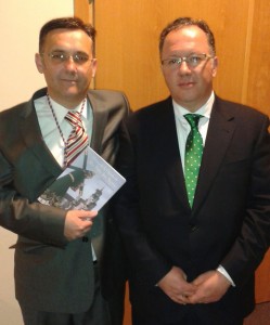 Libro Historia de la Cofradía de Nuestro Padre Jesús Nazareno autor Francisco Javier Moreno y el presidente de la cofradía Manuel Montesinos, izda