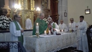 Primer aniversario Adoracion Eucaristica Perpetua Almendralejo Arzobispo Celso Morga