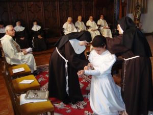Sor Mª Rocío del Sagrado Corazón de Jesús toma hábito Clarisas Descalzas Badajoz 1