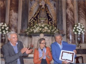 placa-hermandad-soledad-desde-la-delegacion-de-peregrinaciones-mariano-cabanillas-600-x-447