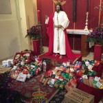 Besamanos solidario en la parroquia de San Roque (Badajoz)