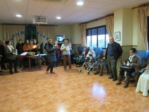 La Cofradía de Chandavila (La Codosera) visita dos residencias de ancianos el Día de Reyes