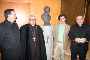 El Arzobispo bendice un busto de san Juan de Ribera