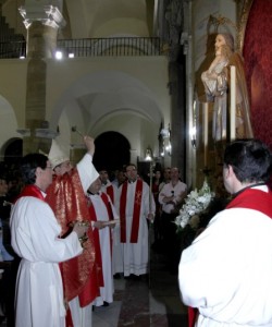 D. Celso Morga bendijo un retablo en Llerena
