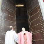 El Arzobispo abre la Puerta Santa de la Catedral