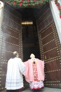 El Arzobispo abre la Puerta Santa de la Catedral