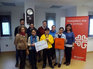 La plataforma Dando Color dona 900 euros a Cáritas