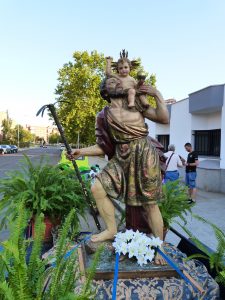 Centenares de fieles acompañados por motos  y vehículos antiguos celebraron a San Cristóbal