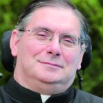 Luis de Moya, sacerdote tetrapléjico: “Plantear el descarte es no entender qué es el hombre… lo importante es que soy hijo de Dios y me quiere”