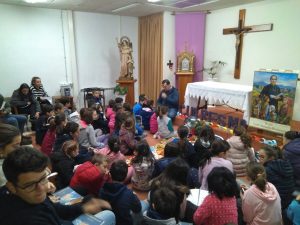 Niños del proyecto Damasco trabajan las parábolas en la convivencia en Badajoz