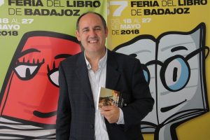 El delegado de Medios, Juan José Montes, presenta “El día que me encontré con Dios”