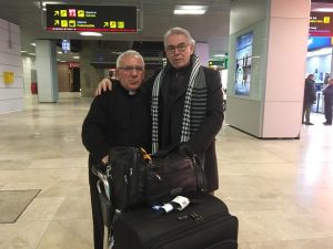 Salvaleón y Salvatierra entregan 12.000 euros al misionero diocesano Fernando Cintas