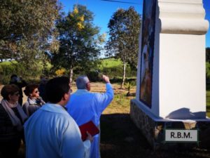 Bendecidas dos estelas copias de pinturas de Lázaro Gumiel en el santuario de Chandavila