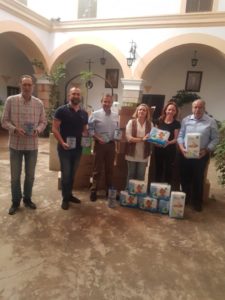 La Junta de Cofradías de Villanueva de la Serena ha entregado un lote de productos para bebés a «Sí a la vida»