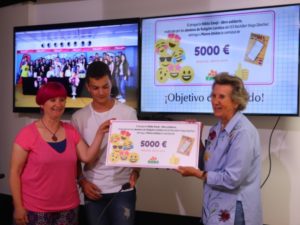 Manos Unidas recibe el dinero recaudado con la «Biblia emoji»