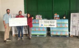 La Fundación La Caixa y la Sociedad Cooperativa Vegas Bajas, solidarias con la Cáritas de Puebla de la Calzada