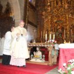 Los fieles veneraron una reliquia de san Juan Bautista  al término de la misa presidida por don Celso en la Catedral