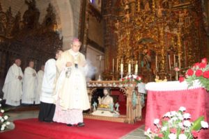 Los fieles veneraron una reliquia de san Juan Bautista  al término de la misa presidida por don Celso en la Catedral