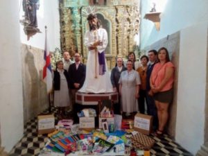 La Cofradía del Cautivo de Alburquerque ha recogido material escolar