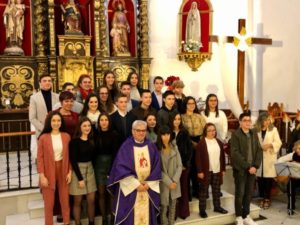 Jóvenes y adultos reciben el sacramento de la Confirmación en Monesterio
