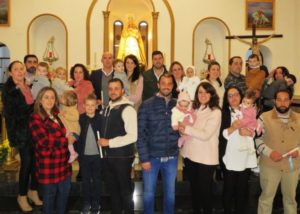 Las familias presentan a los niños nacidos el año pasado ante la Virgen de Tentudía