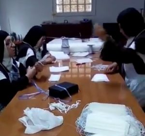 [VÍDEO] Las Carmelitas de Fuente de Cantos dejan la costura para hacer mascarillas
