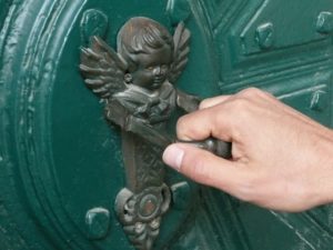 Falsos sacerdotes para timar a personas mayores