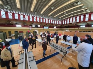 El Arzobispo visita a los acogidos en el pabellón  de las Palmeras