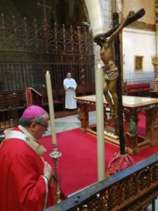 [VÍDEO-FOTOS] El Arzobispo ha presidido la celebración de la Pasión del Señor en la Catedral de Badajoz