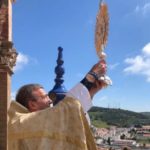 El párroco de Jerez de los Caballeros bendice la localidad con el Santísimo