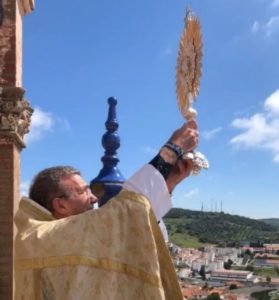 El párroco de Jerez de los Caballeros bendice la localidad con el Santísimo