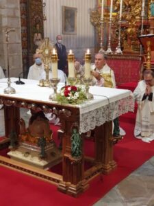 D. Celso presidió la eucaristía del Corpus en la Catedral, seguida de una procesión con el Santísimo por el interior del templo