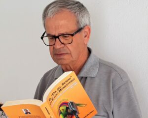 Pedro Maya recopila en un libro su programa radiofónico «El Día del Señor» de Radio Monesterio