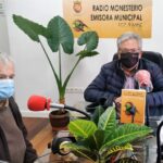 El sacerdote Pedro Maya Romero ha presentado el libro «El Día del Señor en Radio Monesterio»