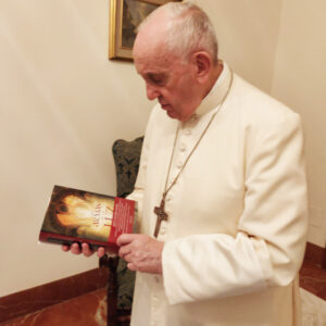 El papa Francisco tiene en sus manos «Las armas de la luz», última obra de Jesús Sánchez Adalid