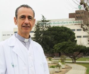 El sacerdote Antonio Cerro obtiene el Máster Oficial en Bioética