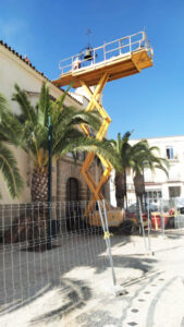 Han comenzado las obras de rehabilitación total de la techumbre del templo parroquial de Medina de las Torres