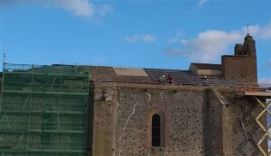 Avanzan las obras de conservación en la cubierta de la parroquia de Montemolín