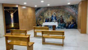 D. Celso Morga bendijo el nuevo columbario de la parroquia Espíritu Santo, en Badajoz.