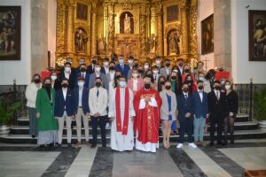 Un grupo de 68 jóvenes reciben la Confirmación en Los Santos de Maimona