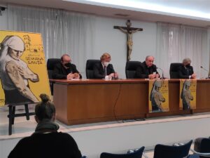 El Arzobispo asiste a la presentación de la Semana Santa de Badajoz