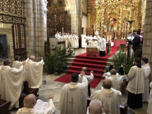 Un centenar de sacerdotes concelebran en la Misa Crismal en la Catedral