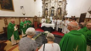 El Arzobispo de Mérida-Badajoz bendijo la lápida de Mons. Antonio Montero Moreno