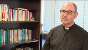 [VÍDEO] El sacerdote Francisco Romero Galván habla del primer anuncio en «Testimonios»
