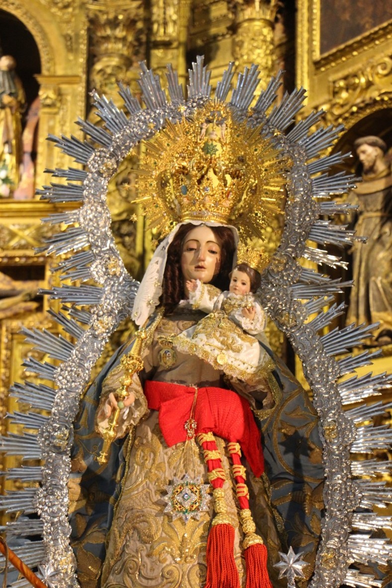 La Virgen de la Estrella, de Los Santos de Maimona, ya está en su santuario con un rostro restaurado