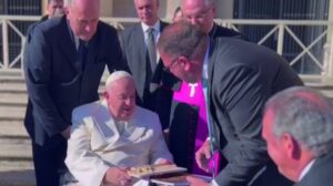 Don Celso acude a la audiencia del Papa con el alcalde de Mérida para presentarle el Año Jubilar de Santa Eulalia