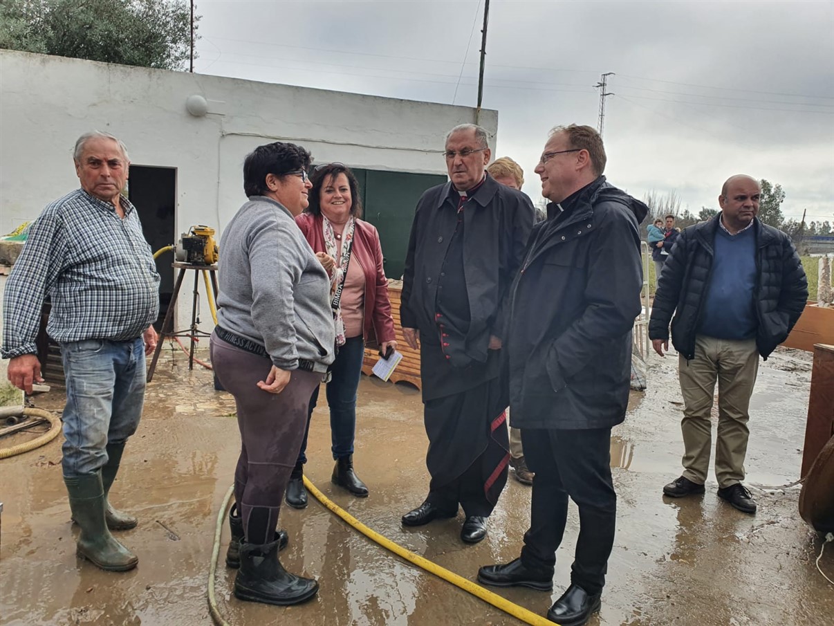 D. Celso Morga visitó Gévora y las viviendas afectadas por las inundaciones