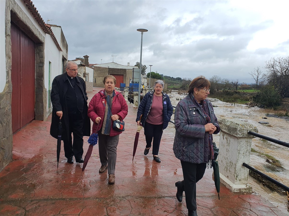 D. Celso Morga ha visitado a las familias de La Roca de la Sierra afectadas por las inundaciones