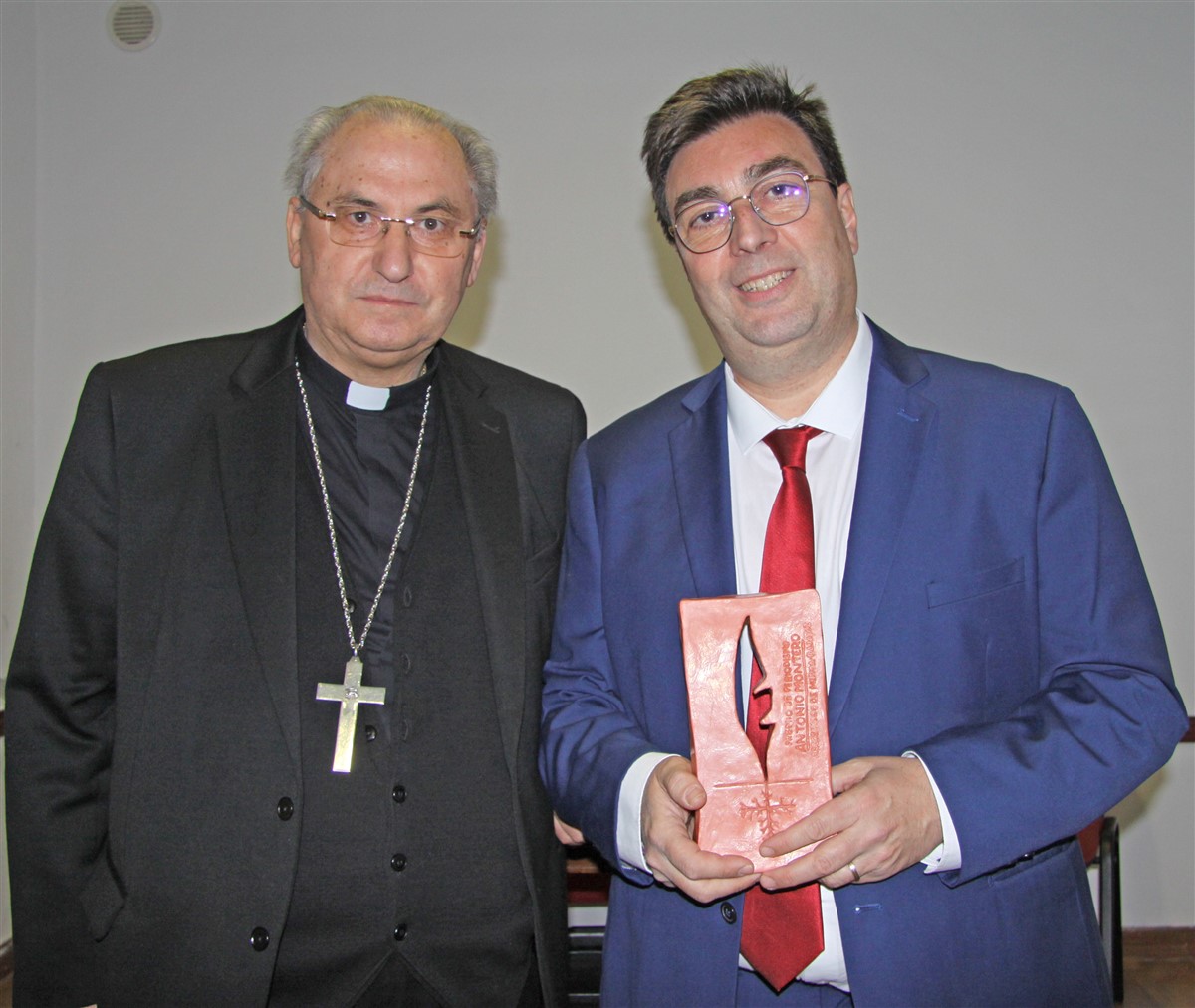 D. Celso Morga entrega el Premio de periodismo «Antonio Montero» a Antonio León