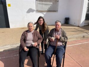 Alumnos de Religión del IES «Santiago Apóstol», en Almendralejo, realizan un corto sobre abuelos y jóvenes